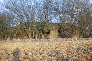Ligne Maginot - MB11 - LA PIECE DU POIRIER - (Blockhaus pour canon) - Le blockhaus, à quelques dizaines de mètres du Mb10, est lui aussi entouré de champs labourés.