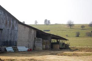Ligne Maginot - MB21 - (Blockhaus pour canon) - L'extérieur et le Mb22 plus haut dans la colline 