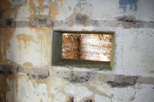 Ligne Maginot - MB21 - (Blockhaus pour canon) - A l'intérieur
Le créneau de tir. A noter la frise qui court tout au long de la partie supérieure de l'intérieur de l'ouvrage
