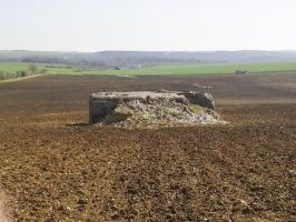 Ligne Maginot - MB26 - (Blockhaus pour canon) - Situé en plein champ l'ouvrage disparaîtra bientôt sous la terre et les cailloux