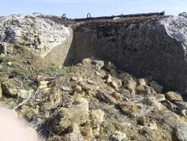 Ligne Maginot - MB26 - (Blockhaus pour canon) - L'entrée est déjà comblée par la terre et donc inaccessible