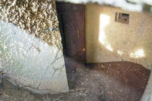 Ligne Maginot - MB35 - LA GRAVETTE - (Blockhaus pour arme infanterie) - L'entrée envahie par la terre et la boue. L'accès est difficile.