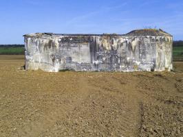 Ligne Maginot - MB42 - (Blockhaus lourd type STG / STG-FCR - Simple) - L'ouvrage par son côté. En haut à droite l'emplacement pour une cloche, jamais posé