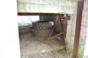 Ligne Maginot - MB52 - (Blockhaus lourd type STG / STG-FCR - Simple) - Un poste de tir tres encombré...