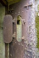 Ligne Maginot - MO4BIS - LA GRAVETTE - (Central téléphonique d'observation) - Gros plan du hublot, ouvert, sur la porte gauche du central