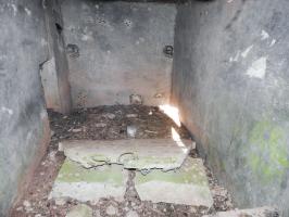 Ligne Maginot - BB305 - (Blockhaus pour arme infanterie) - L'intérieur du blockhaus vu depuis le créneau.