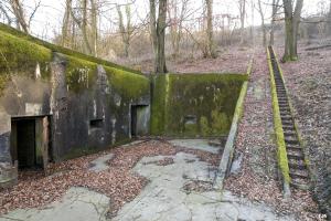 Ligne Maginot - ACA2 - STOCKEN - (Casemate d'artillerie) - Le plan incliné et l'esplanade bétonnée devant les entrées
Noter le faux créneau FM sur le mur de soutènement