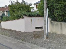 Ligne Maginot - BAMBIDERSTROFF OUEST - (Blockhaus pour arme infanterie) - Le blockhaus est élégamment intégré dans le mur d'une propriété.
