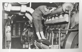 Ligne Maginot - FERMONT - A2 - (Ouvrage d'artillerie) - Un personnel d'entretien sur l'un des moteurs SCGM GVU 33 de l'usine électrique