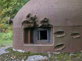 Ligne Maginot - FERMONT - A2 - (Ouvrage d'artillerie) - Entrée des hommes
La cloche GFM Est touchée à courte distance par les tirs direct d'un canon de 37 mm PAK 36. Peu de temps après, la tourelle de 81 du bloc 5 neutralisera ce canon antichar ennemi 