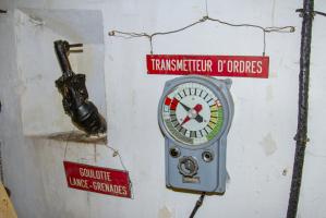 Ligne Maginot - FERMONT - A2 - (Ouvrage d'artillerie) - Bloc 4
Transmetteur d'ordres et goulotte à grenades dans une chambre de tir