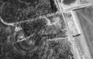 Ligne Maginot - FERMONT - A2 - (Ouvrage d'artillerie) - Entrée des hommes et entrée munitions

Vue aérienne prise lors d'une mission du 9 mars 1940 à 15h30 depuis une altitude de 2000 m
