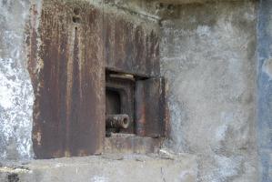 Ligne Maginot - FERMONT - A2 - (Ouvrage d'artillerie) - Bloc 4
Le volet gauche a été arraché sur la troisième pièce suite à un incident de tir 