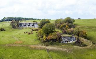 Ligne Maginot - FERMONT - A2 - (Ouvrage d'artillerie) - Vue d'ensemble autour du bloc 4
Au fond à gauche, la tourelle de 75 du bloc 1, au centre le bloc 4 et à droite le bloc 7  