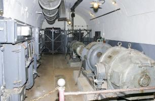Ligne Maginot - FERMONT - A2 - (Ouvrage d'artillerie) - Sous-station traction
Les groupes convertisseurs de 70 et 40 KW permettant de générer le 600 V continu nécessaire à la traction électrique de l'ouvrage 