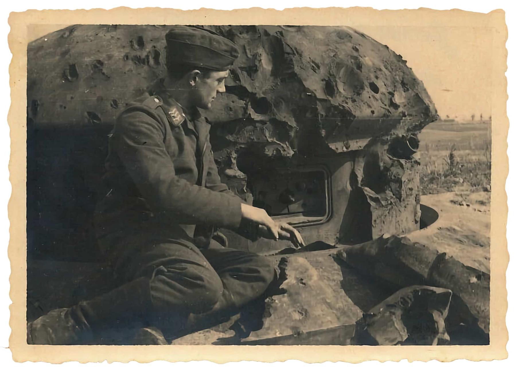 Ligne Maginot - HERONFONTAINE - (Casemate d'infanterie - Simple) - Photo supposée comme étant de la casemate de Héronfontaine
La tourelle de mortiers de 50 bloquée en batterie - Inconnu