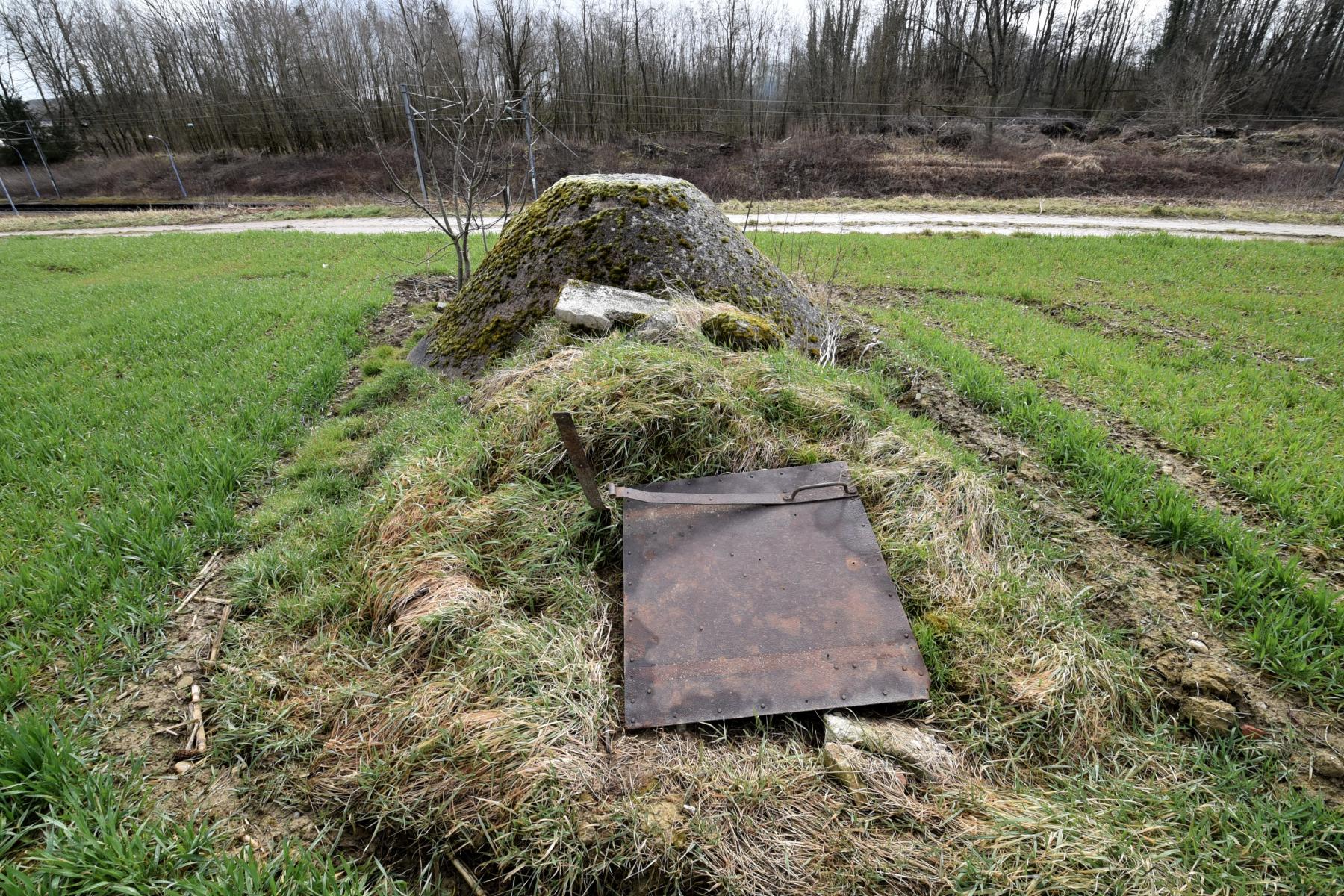 Ligne Maginot - VALDIEU-LUTRAN 4 - (Blockhaus pour arme infanterie) - La trappe d'accès derrière la coupole - Ludovic KNAPP
