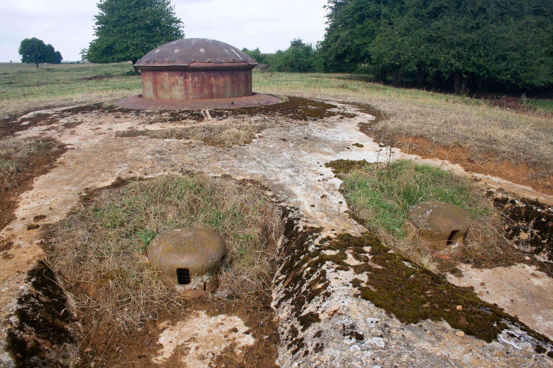 Ligne Maginot - BREHAIN - A6 - (Ouvrage d'artillerie) - Bloc 1
Tourelle de mitrailleuses en batterie au-dessus des cloches de prise d'air - Michel Teiten