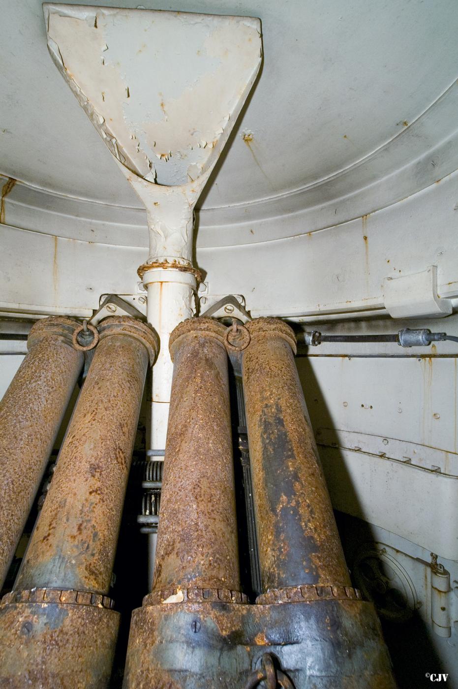 Ligne Maginot - MOLVANGE - A9 - (Ouvrage d'artillerie) - Bloc 3
Tourelle de 81 mm
La chambre de tir
Les tubes de mortier de 81 mm 