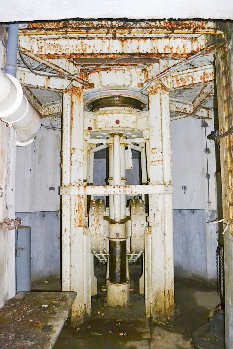 Ligne Maginot - MOLVANGE - A9 - (Ouvrage d'artillerie) - Bloc 4
Tourelle pour deux obusiers de 135 mm