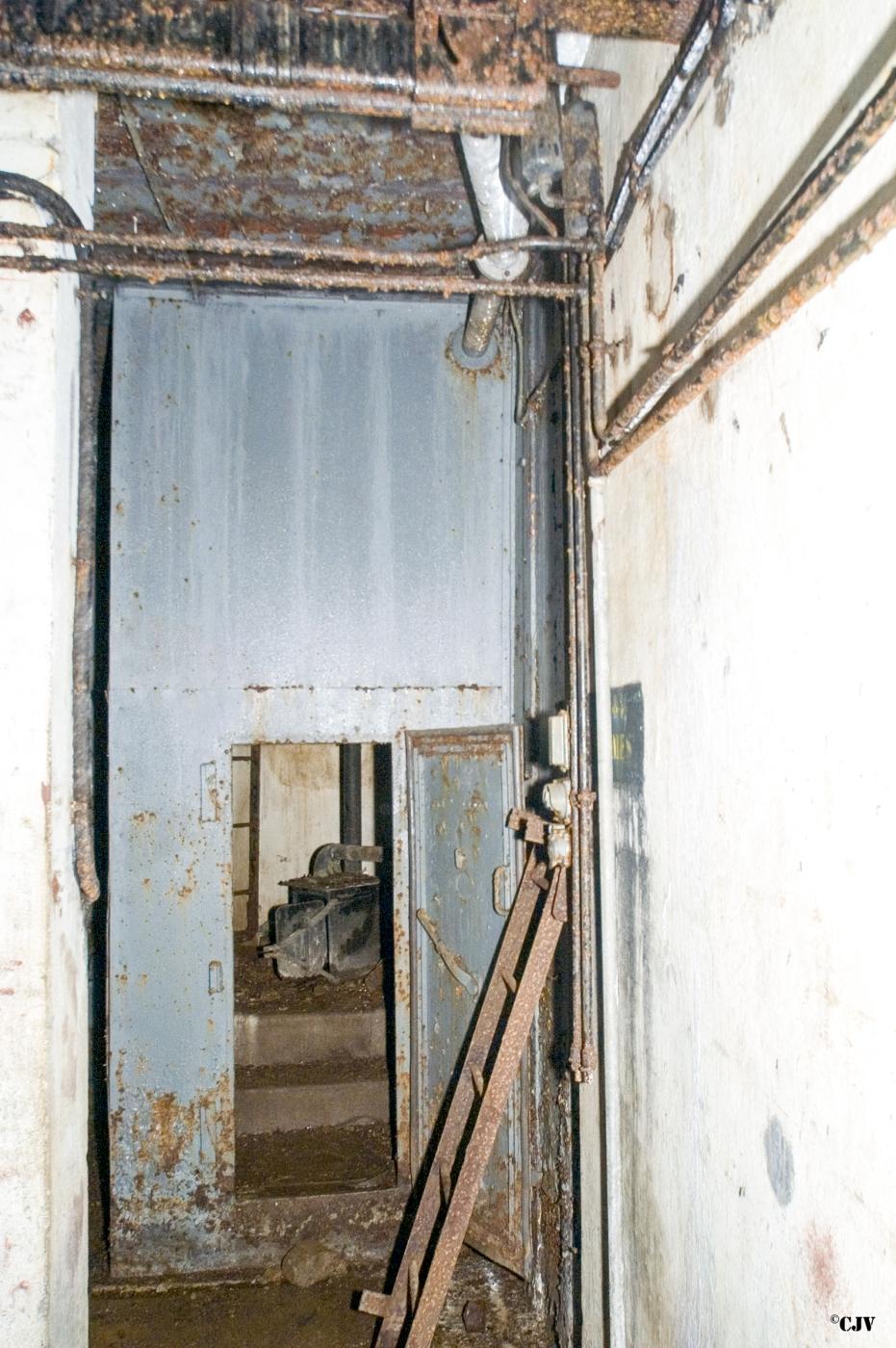 Ligne Maginot - MOLVANGE - A9 - (Ouvrage d'artillerie) - Bloc 4
L'accès à la cloche GFM, qui peut être isolée du bloc par une porte étanche