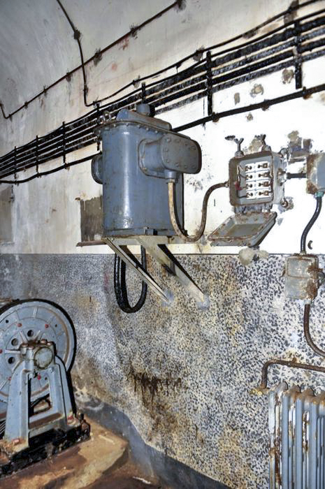 Ligne Maginot - MOLVANGE - A9 - (Ouvrage d'artillerie) - Bloc 5
Le transformateur  (400V tri en 220 tri+N) destine à alimentation de l'éclairage du bloc et de ses locaux souterrains