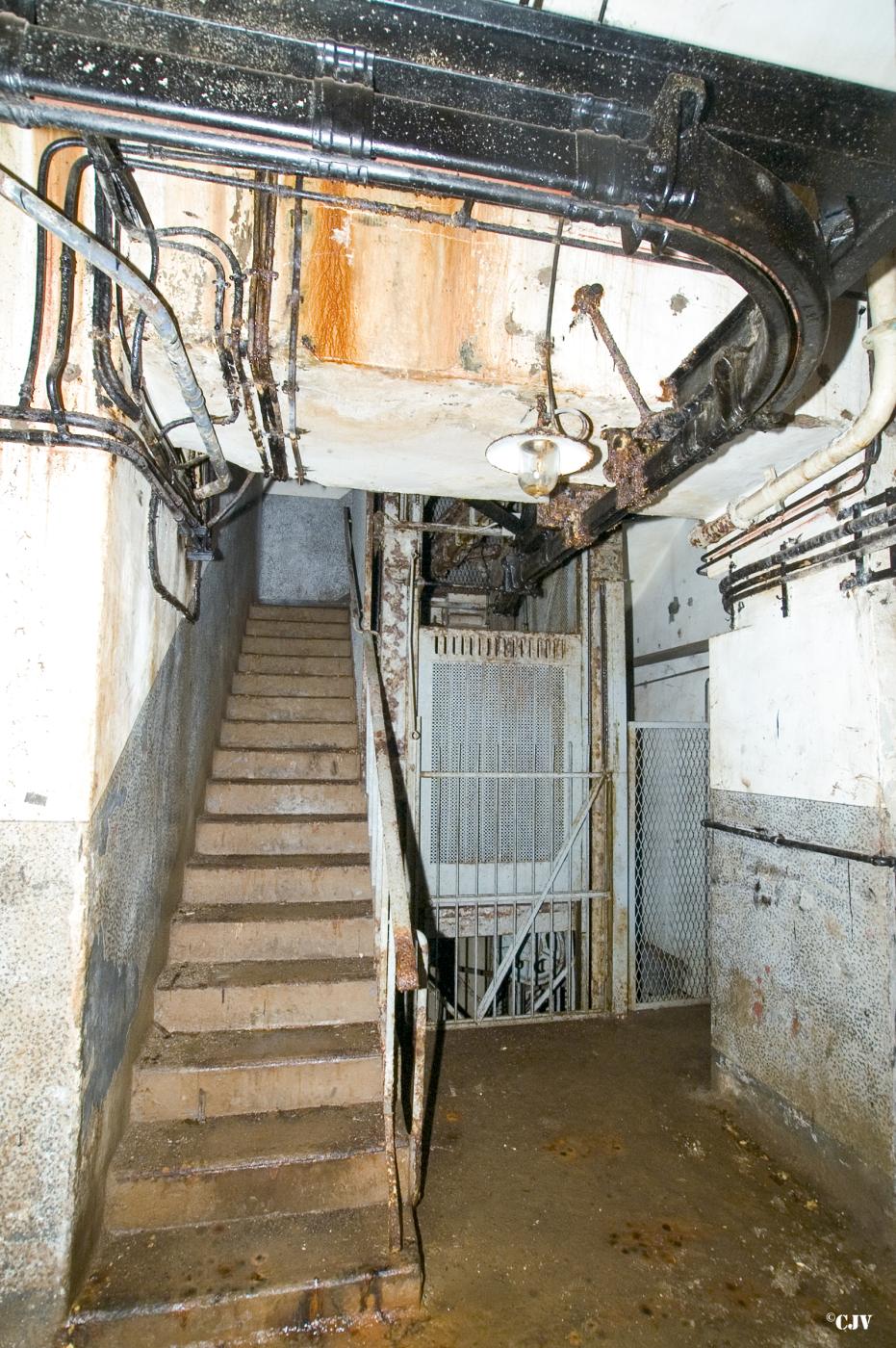 Ligne Maginot - MOLVANGE - A9 - (Ouvrage d'artillerie) - Bloc 5
Monte-charge et escalier - Lia VERMEULEN