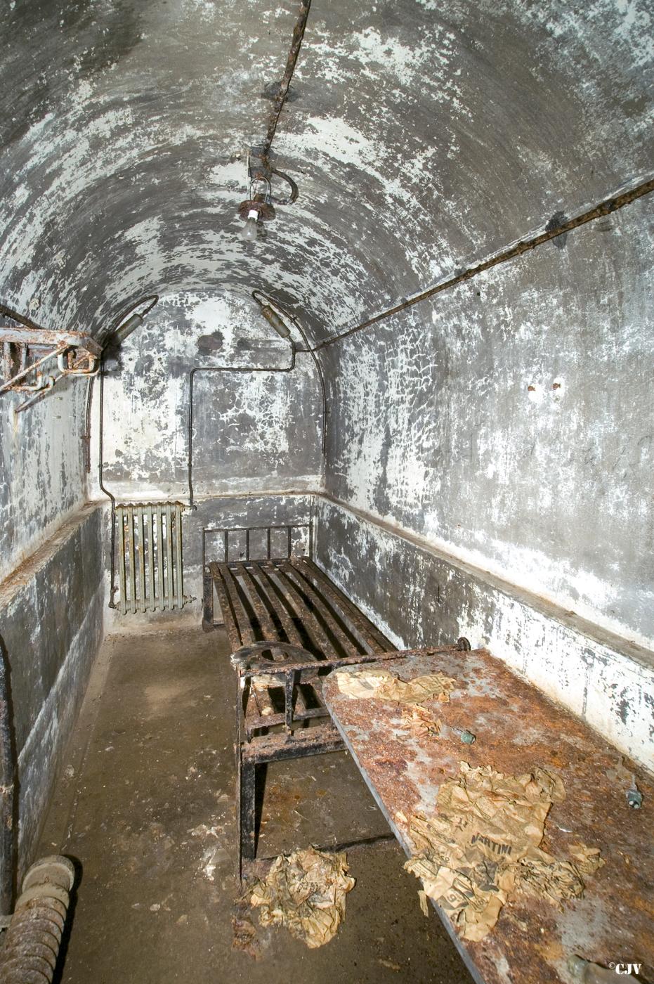 Ligne Maginot - MOLVANGE - A9 - (Ouvrage d'artillerie) - Bloc 6
Le bureau du chef de tourelle - Lia VERMEULEN