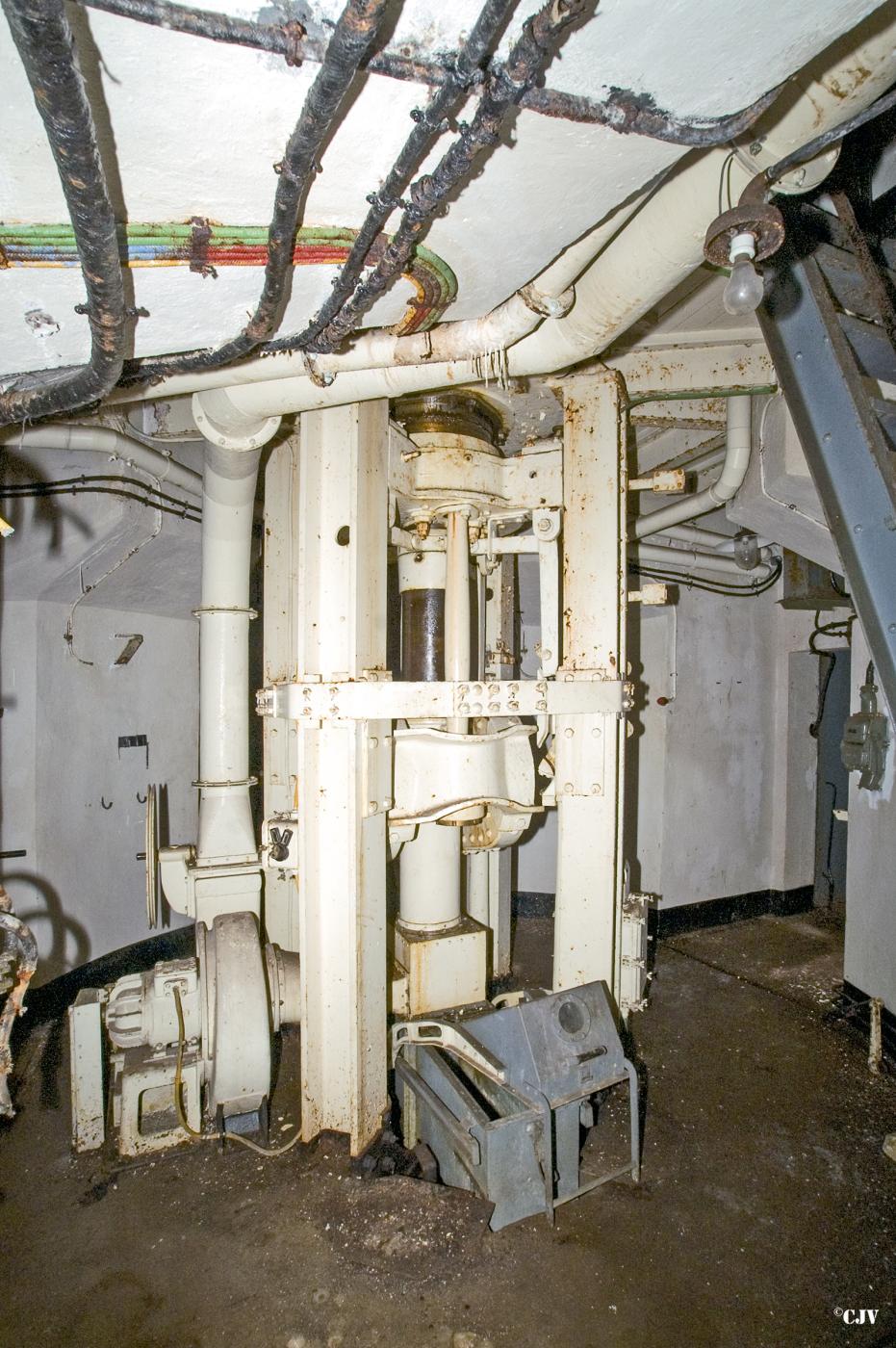 Ligne Maginot - MOLVANGE - A9 - (Ouvrage d'artillerie) - Bloc 6
L'étage inférieur de la tourelle - Lia VERMEULEN