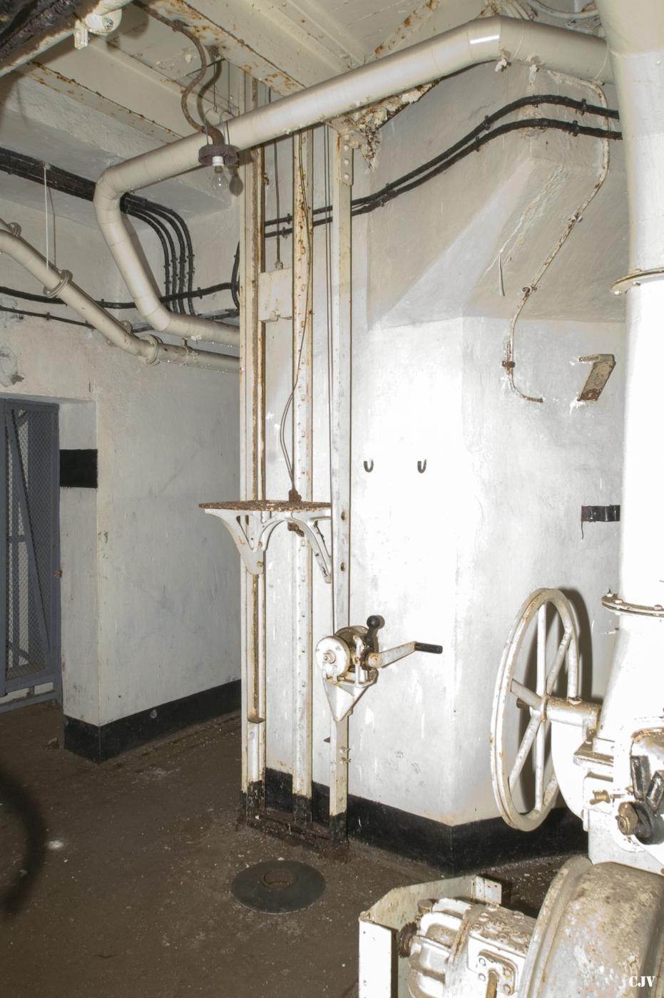 Ligne Maginot - MOLVANGE - A9 - (Ouvrage d'artillerie) - Bloc 6
Etage inférieur de la tourelle
L'ascenseur des munitions - Lia VERMEULEN