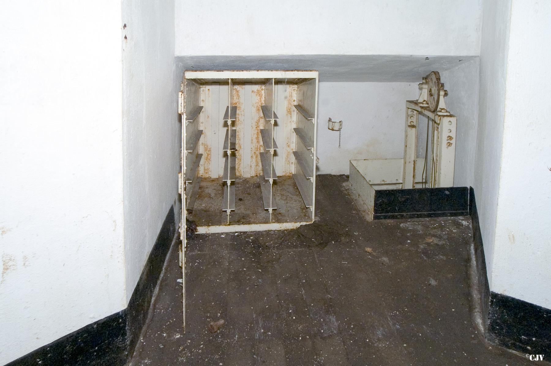 Ligne Maginot - MOLVANGE - A9 - (Ouvrage d'artillerie) - Bloc 6
Etage supérieur de la tourelle
L'ascenseur des munitions - Lia VERMEULEN