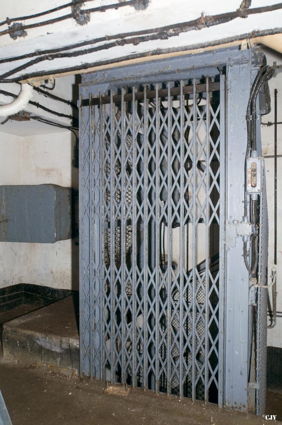 Ligne Maginot - MOLVANGE - A9 - (Ouvrage d'artillerie) - Bloc 6
Le monte-charge - Lia VERMEULEN