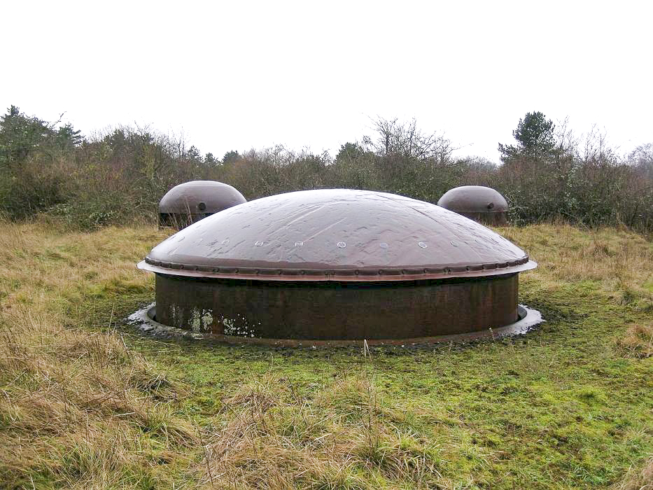 Ligne Maginot - MOLVANGE - A9 - (Ouvrage d'artillerie) - Bloc 8 
Tourelle de 75 mm modèle 33
A l’arrière plan les deux cloches GFM du bloc