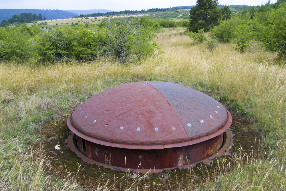 Ligne Maginot - MOLVANGE - A9 - (Ouvrage d'artillerie) - Bloc 8
La tourelle de 75 en batterie. On aperçoit en arrière-plan le réseau de barbelés qui entoure tous les blocs avant de l'ouvrage