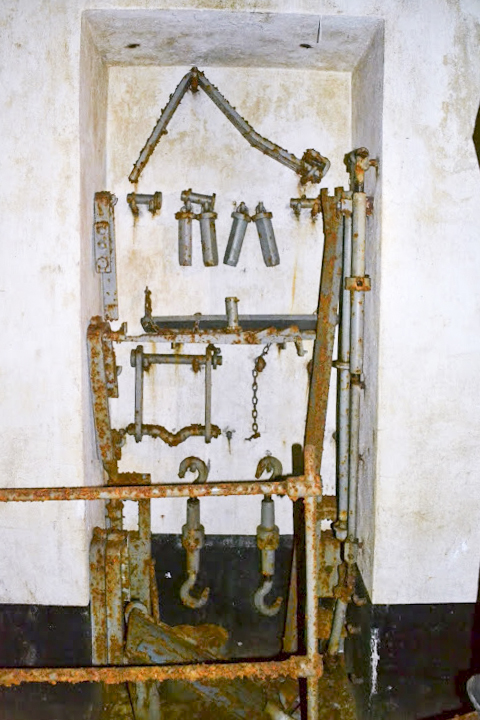 Ligne Maginot - MOLVANGE - A9 - (Ouvrage d'artillerie) - Bloc 8
Tourelle pour deux canons de 75 modèle 33
L'outillage spécifique 