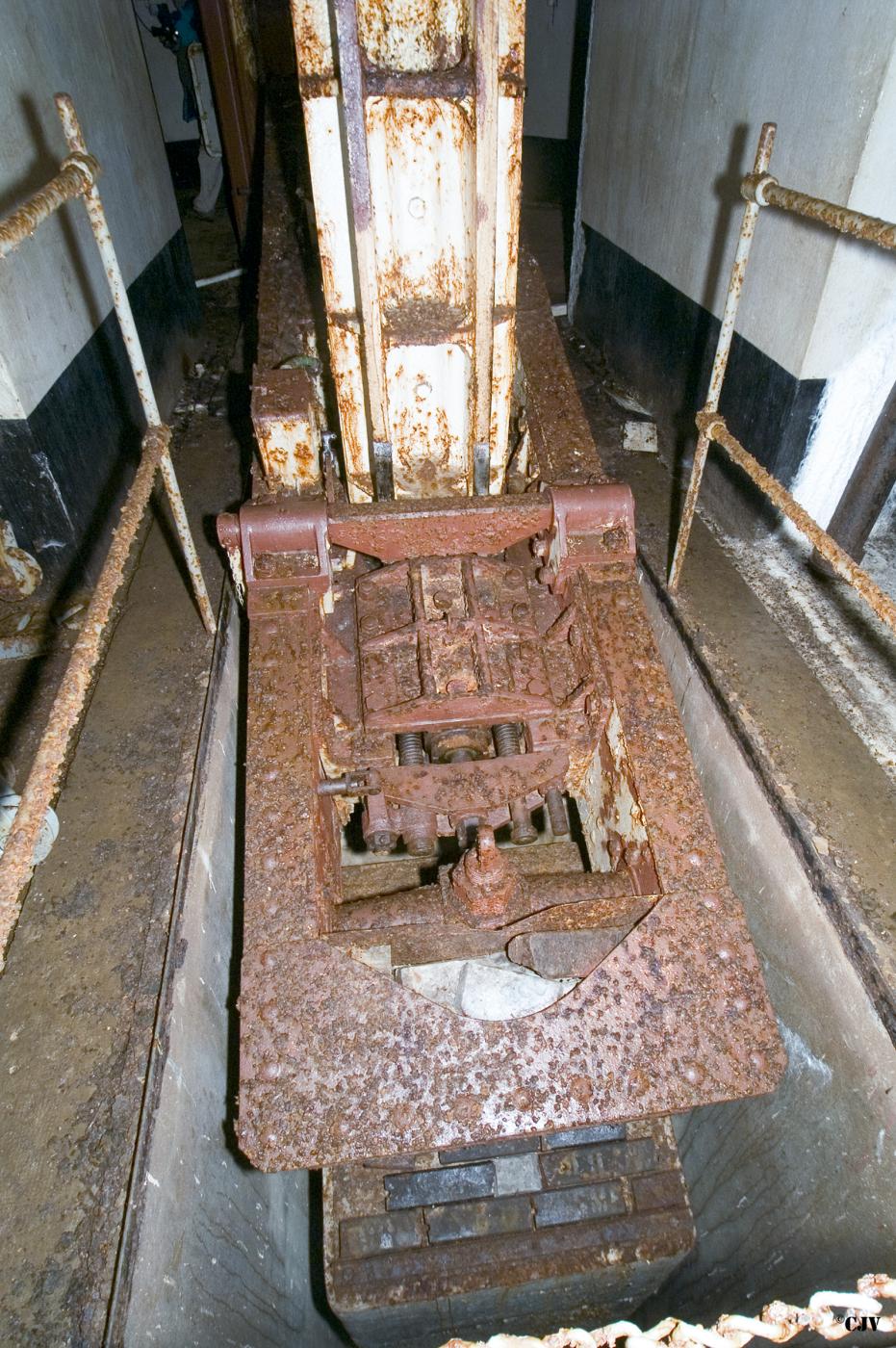 Ligne Maginot - MOLVANGE - A9 - (Ouvrage d'artillerie) - Bloc 8
Tourelle pour deux canons de 75 modèle 33. Le contrepoids