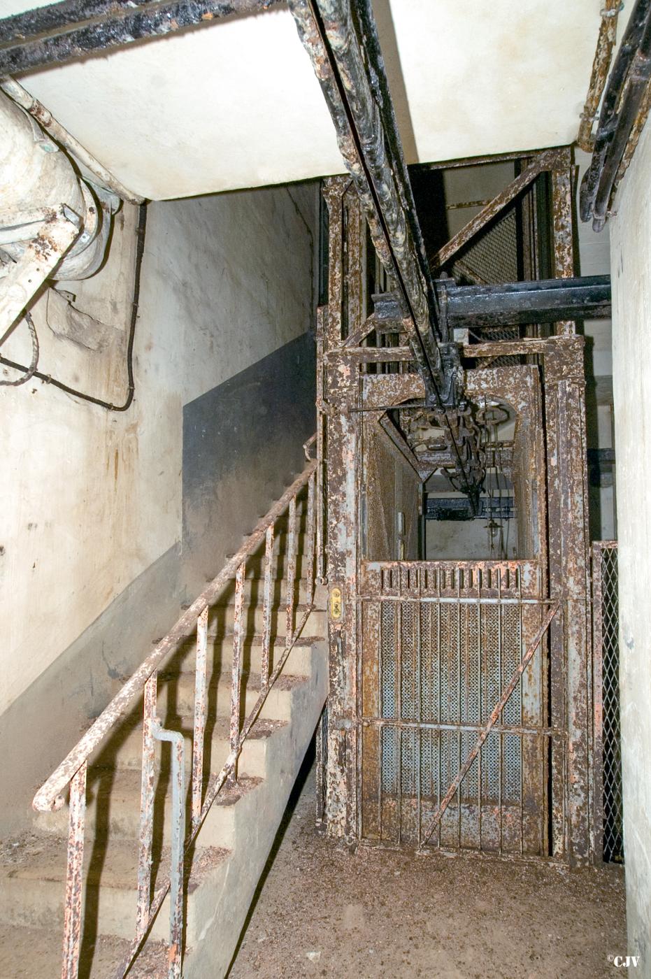 Ligne Maginot - MOLVANGE - A9 - (Ouvrage d'artillerie) - Bloc 8
Escalier et monte-charge - Lia VERMEULEN