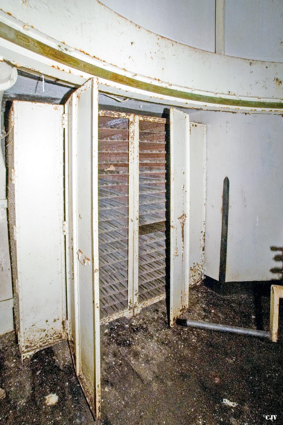 Ligne Maginot - MOLVANGE - A9 - (Ouvrage d'artillerie) - Bloc 8
Armoire pour les munitions - Lia VERMEULEN