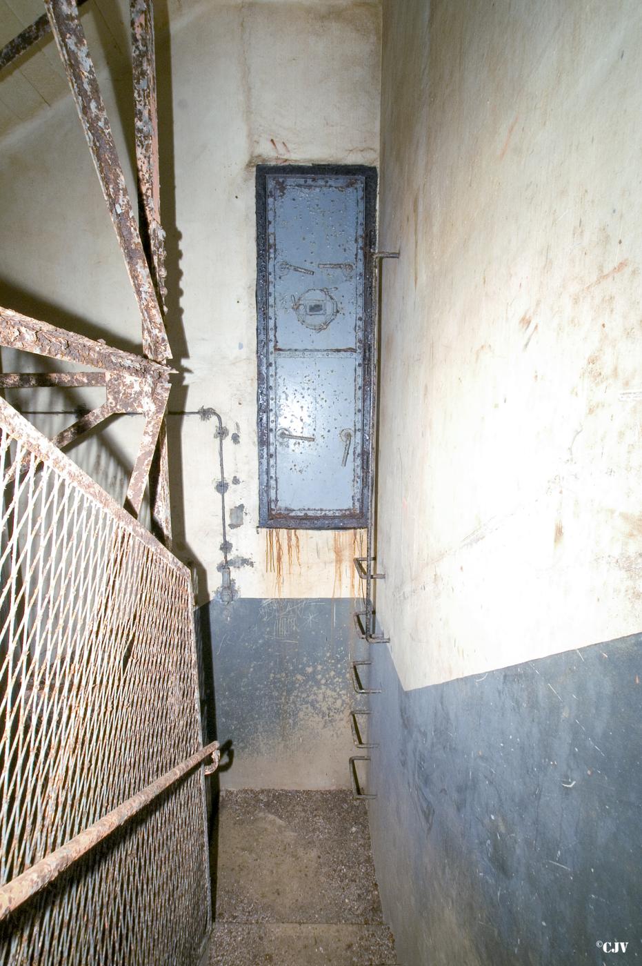 Ligne Maginot - MOLVANGE - A9 - (Ouvrage d'artillerie) - Bloc 8
L'escalier et le regard du toboggan - Lia VERMEULEN