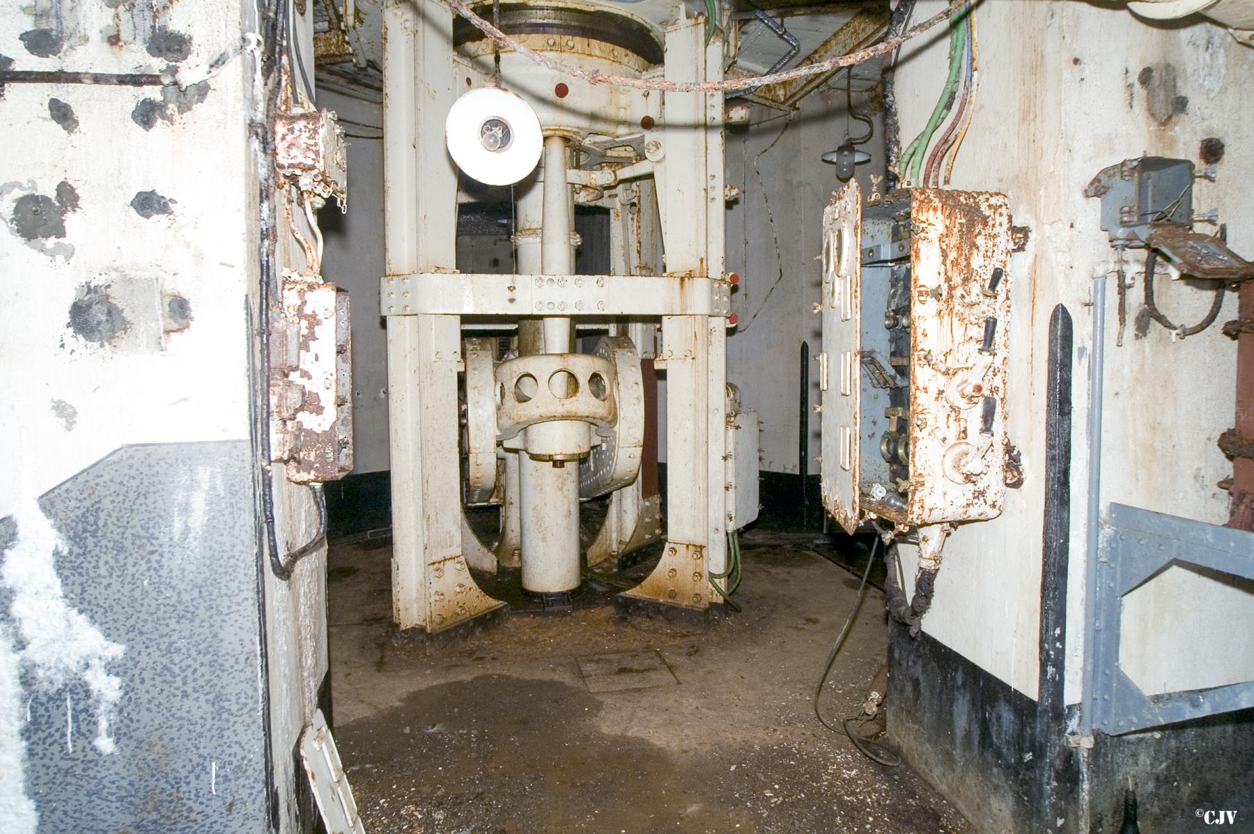 Ligne Maginot - MOLVANGE - A9 - (Ouvrage d'artillerie) - Bloc 8
L'étage inférieur de la tourelle - Lia VERMEULEN