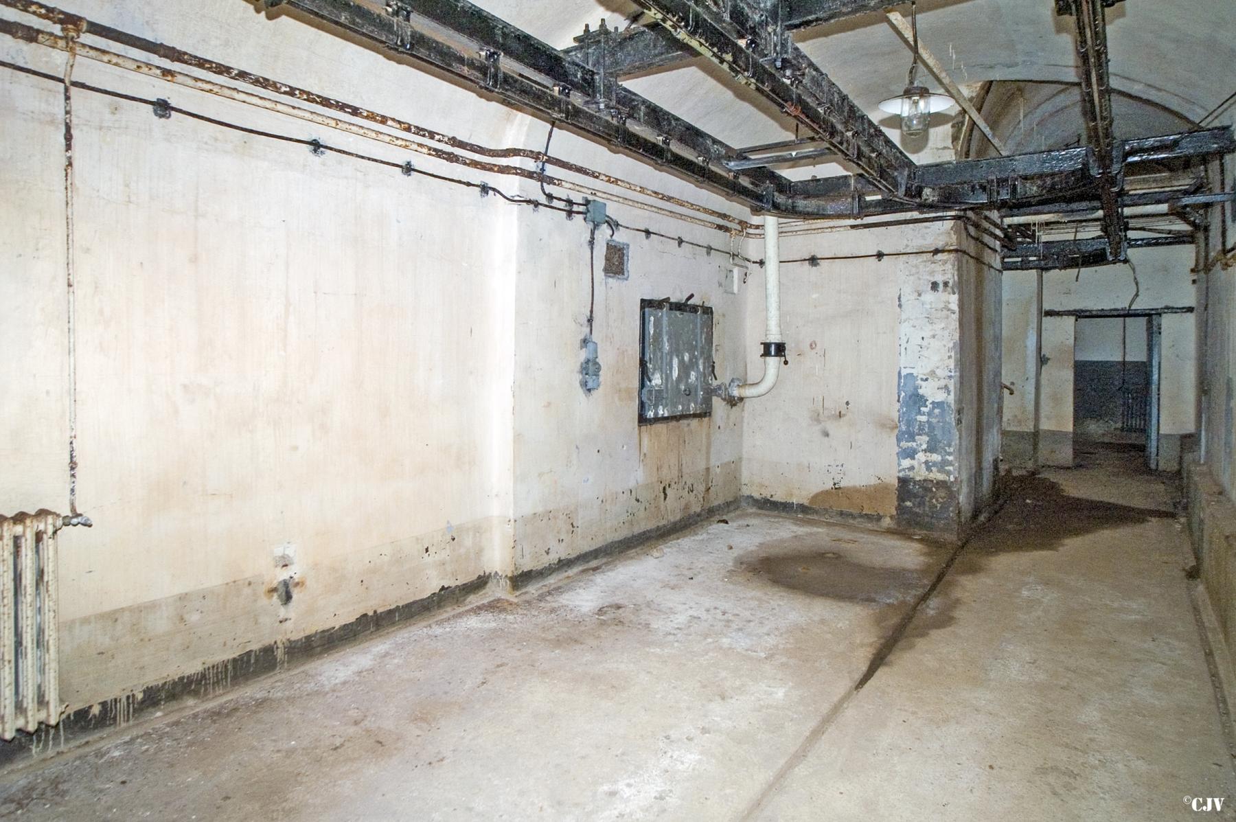 Ligne Maginot - MOLVANGE - A9 - (Ouvrage d'artillerie) - Bloc 8
Magasin des douilles vides en bas du bloc - Lia VERMEULEN