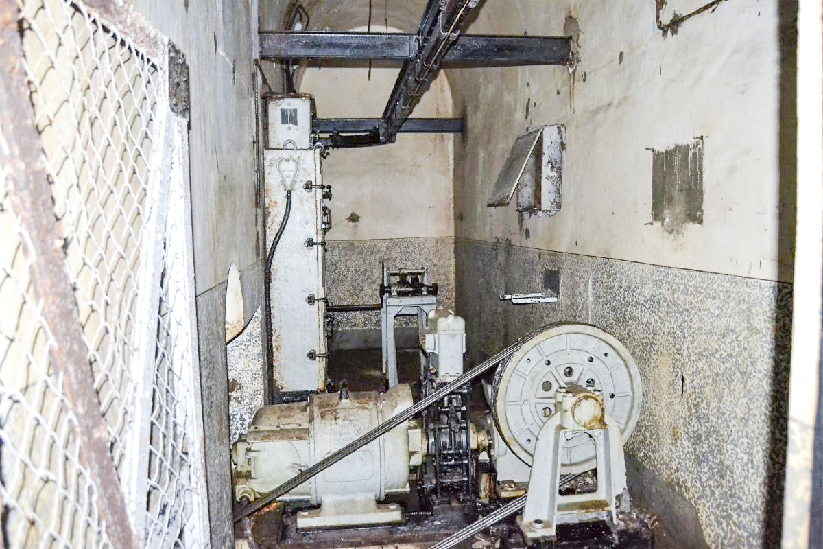 Ligne Maginot - MOLVANGE - A9 - (Ouvrage d'artillerie) - Bloc 10
Treuil du monte-charge avec au fond le treuil manuel de secours en cas de panne électrique.