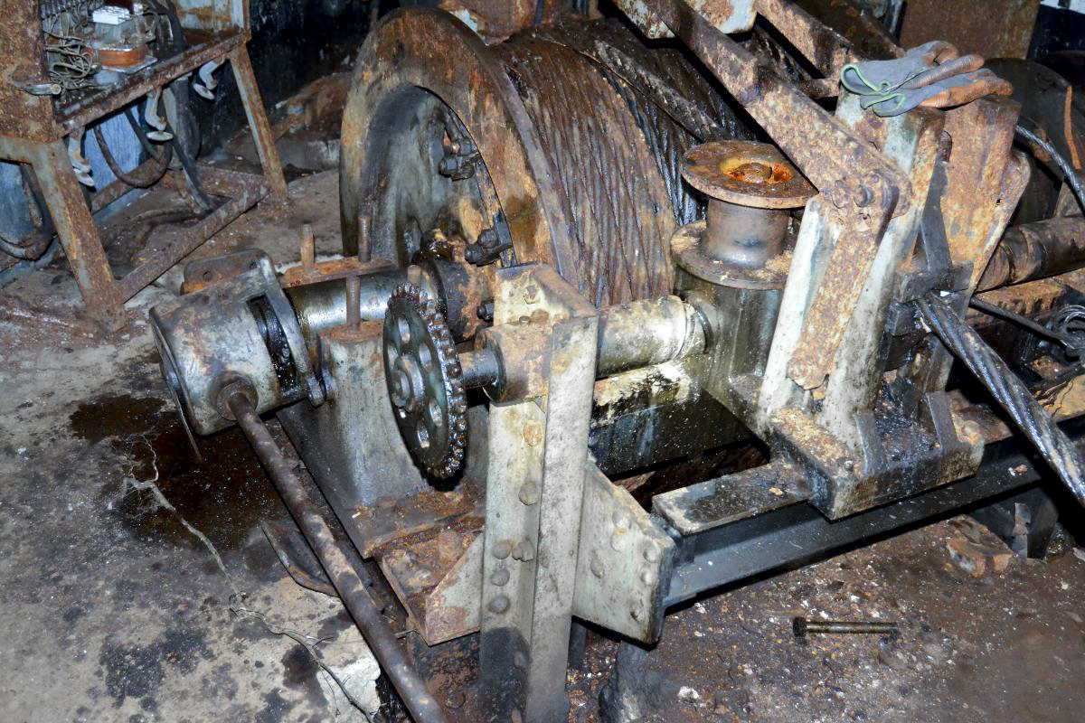 Ligne Maginot - MOLVANGE - A9 - (Ouvrage d'artillerie) - Entrée des munitions
Treuil du plan incliné
Le cardan de connexion des fins de courses au treuil (bien vandalisé en 2016).