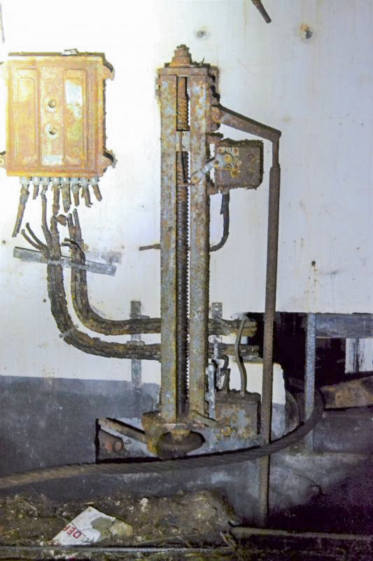 Ligne Maginot - MOLVANGE - A9 - (Ouvrage d'artillerie) - Treuil du plan incliné
Devant le local du treuil dans l'EM, les interrupteurs de fin de course mus par une came montée sur une vis sans fin