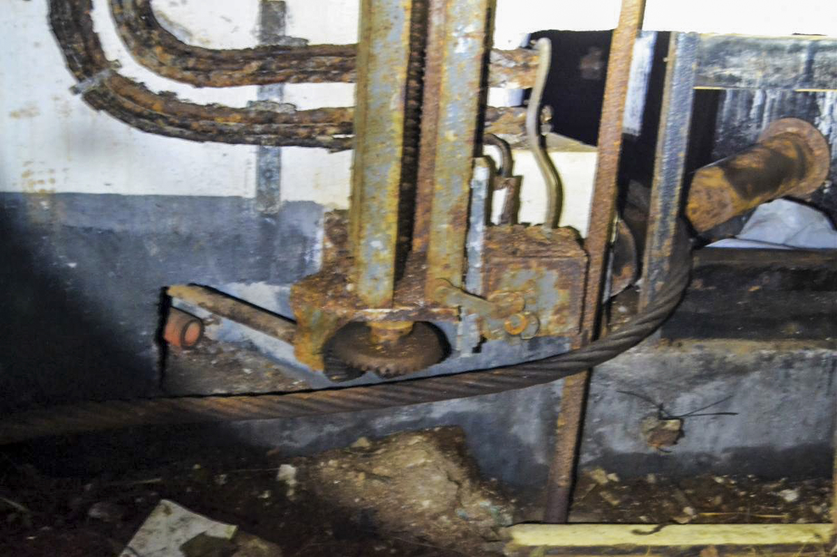 Ligne Maginot - MOLVANGE - A9 - (Ouvrage d'artillerie) - Treuil du plan incliné
Devant le local du treuil dans l'EM, ceci semble bien être les interrupteurs de fins de courses. Détail de la connexion par crémaillère au treuil.