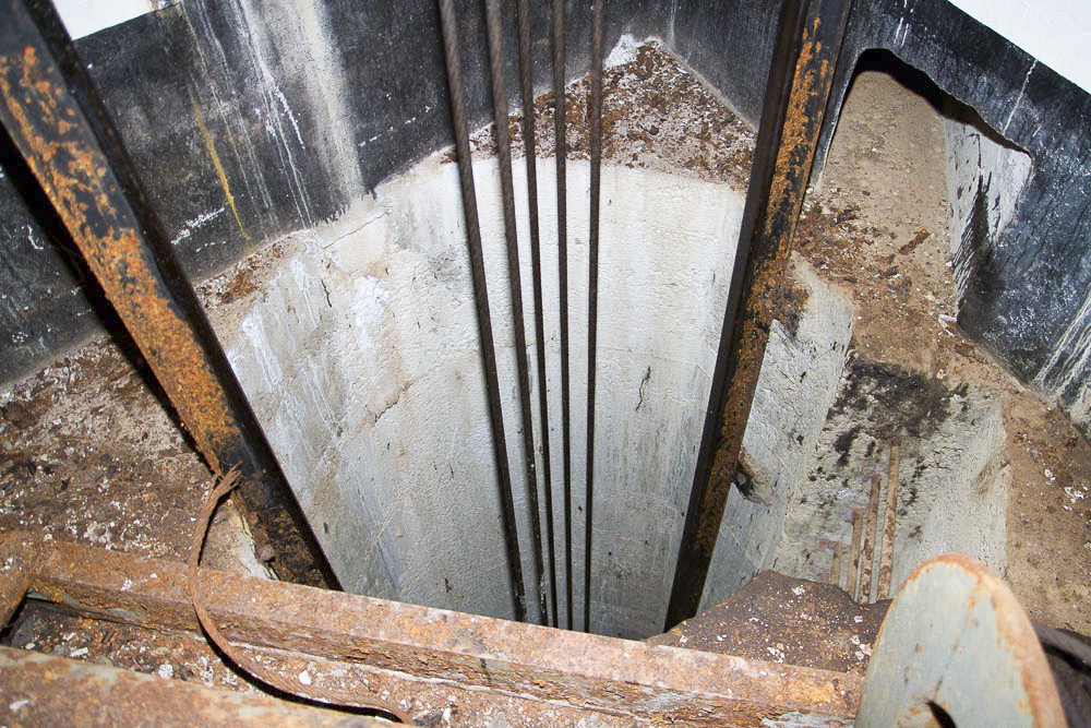 Ligne Maginot - MOLVANGE - A9 - (Ouvrage d'artillerie) - Plan incliné de l'entrée munitions
Puits du contrepoids du treuil principal. - Michel Teiten