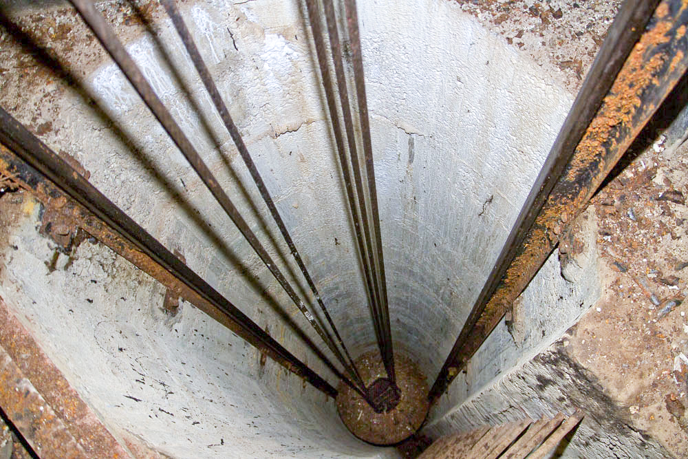 Ligne Maginot - MOLVANGE - A9 - (Ouvrage d'artillerie) - Plan incliné de l'entrée munitions
Puits du contrepoids du treuil principal. - Michel Teiten
