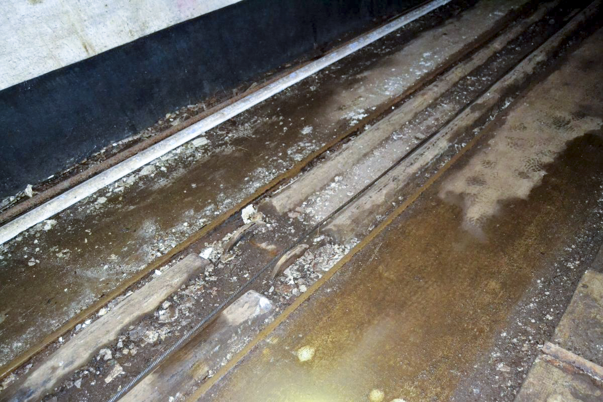 Ligne Maginot - MOLVANGE - A9 - (Ouvrage d'artillerie) - Plan incliné
Poulie intermédiaire de support du câble. Ce câble de faible section a été utilisé pour sortir du matériel et n'est bien sûr pas l'original.