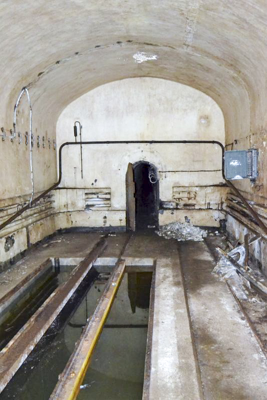Ligne Maginot - MOLVANGE - A9 - (Ouvrage d'artillerie) - Porte d'accès de la galerie vers les forages 3 et 4 au fond du garage des locotracteurs. - Jules Mathieu