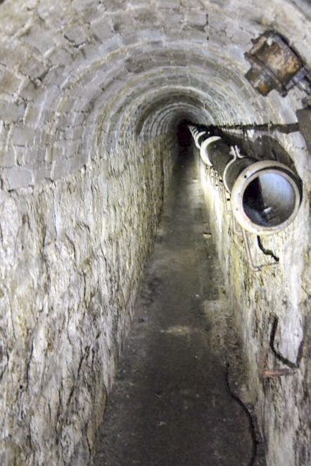Ligne Maginot - MOLVANGE - A9 - (Ouvrage d'artillerie) - Le départ de la galerie (câbles ?) vers les forages 3 et 4 au fond du garage des locotracteurs.
